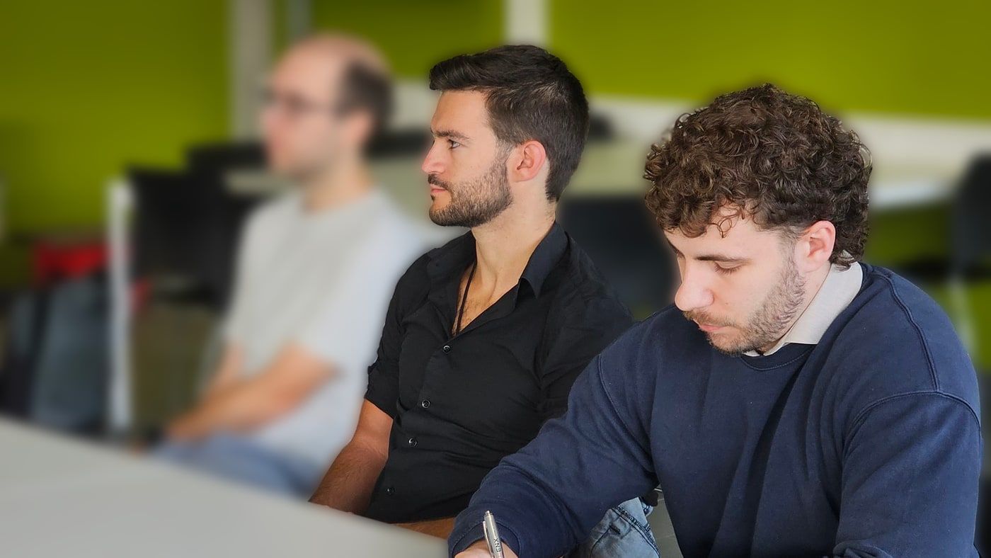 Dylan en Dave van dotNET lab tijdens de begeleiding van studenten van Thomas More bij het schaakproject.