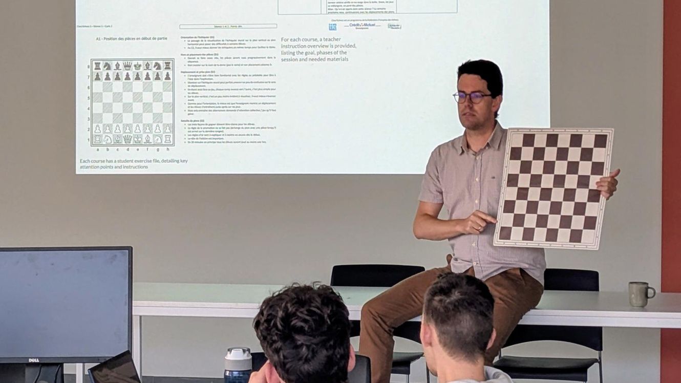 Steven Bellens licht het schaakproject toe met een schaakbord aan studenten van Thomas More in Geel.